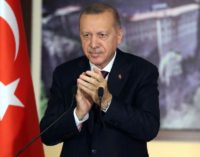 Cai a última barreira para Erdogan controlar mídias sociais na Turquia