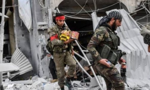 Rebeldes apoiados pelo governo turco saqueiam casas na Síria