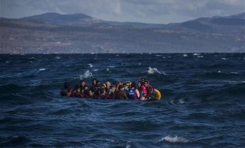 Grécia secretamente expulsa mais de mil refugiados, ao abandoná-los no mar