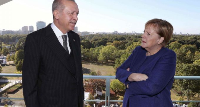 Erdoğan vai reclamar com Merkel sobre a gigante cruz grega na fronteira