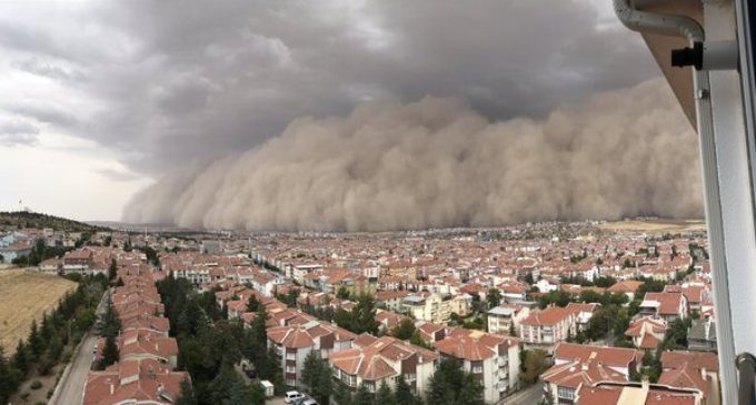 Impressionante tempestade de areia cobre capital da Turquia