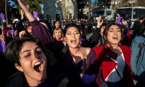 Turquia: Onde as Mulheres são julgadas por lutarem contra o feminicídio