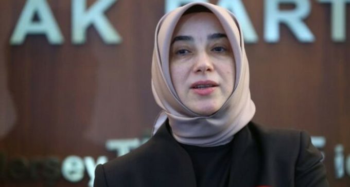 Deputada do AKP nega buscas íntimas em prisões da Turquia e acusa a oposição de aterrorizar o parlamento