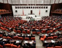 Parlamento turco aprova projeto de lei que amplia os poderes do estado de emergência por mais um ano