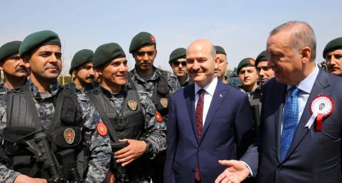Sedat Peker alega que o ministro turco Süleyman Soylu “distribuiu fuzis AK-47″durante a tentativa de golpe em 2016