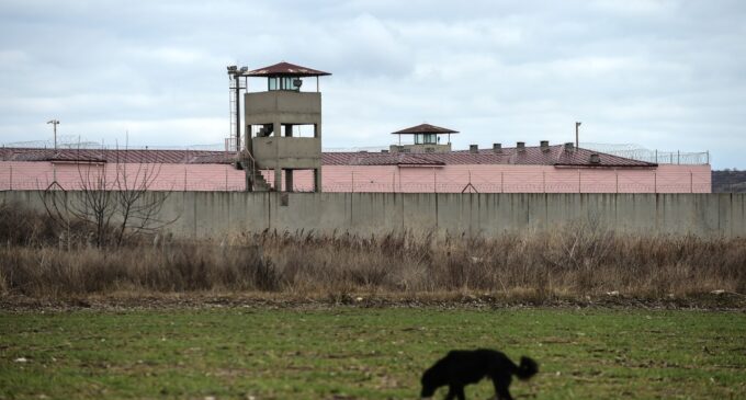 Detentos sujeitos a insultos, ameaças e agressões nas prisões turcas