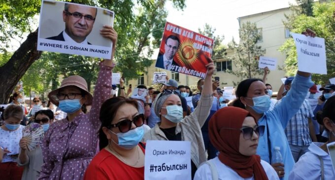 Autoridades quirguizes averiguam o sequestro de educador que apareceu na custódia turca
