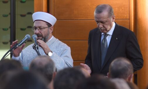 Jornalista pró-governo diz a Erdoğan para manter suas mãos longe do Islã