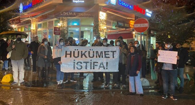 Queda histórica da lira turca provoca protestos, pede ao partido do Erdoğan que renuncie