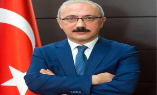 Ministro das finanças da Turquia, Lutfi Elvan, demite-se em meio à crise monetária