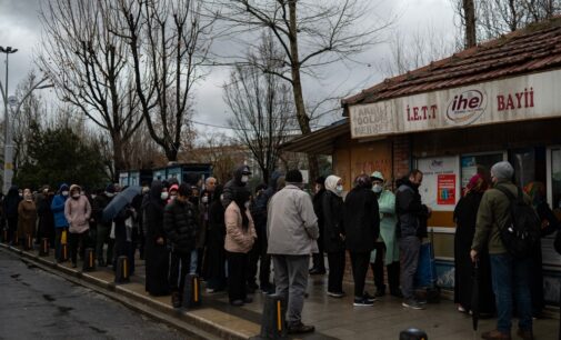 “As pessoas continuam vindo”: Turcos atingidos pela crise entram na fila do pão