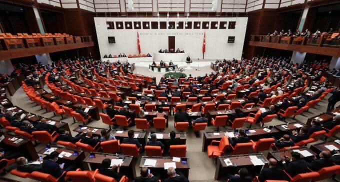 Decretos emitidos por Erdoğan excedem número de projetos de lei aprovados por parlamento desde mudança do sistema