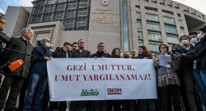 Sociedade civil da Turquia condenada ao silêncio após sentença de prisão perpétua para Kavala