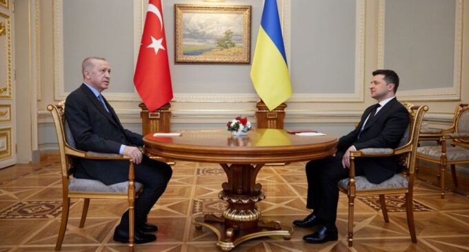 Zelenskiy da Ucrânia e Erdogan da Turquia discutem exportações de grãos e portos ucranianos
