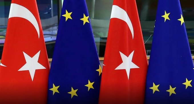 Recuo na democracia continua na Turquia, diz Comissão Europeia