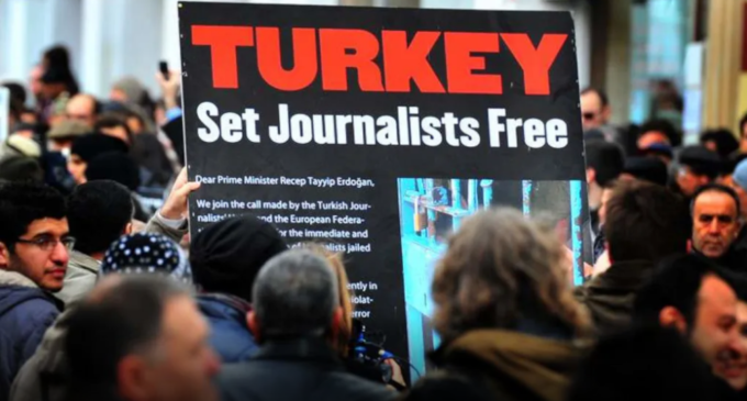 Os tribunais turcos condenaram um total de 27 anos de prisão a 60 jornalistas no mês passado, de acordo com o Relatório de Liberdade de Imprensa de 2022 de setembro. 