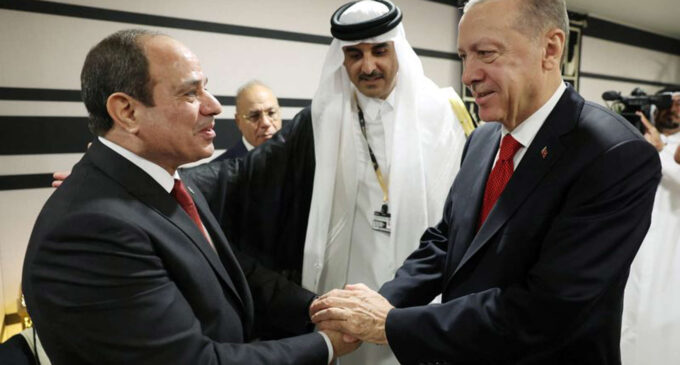 Delegações da Turquia e do Egito se reuniram após aperto de mão de líderes