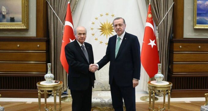 Erdoğan chega a ‘acordo preliminar’ com aliado de extrema-direita para realizar eleições em 30 de abril