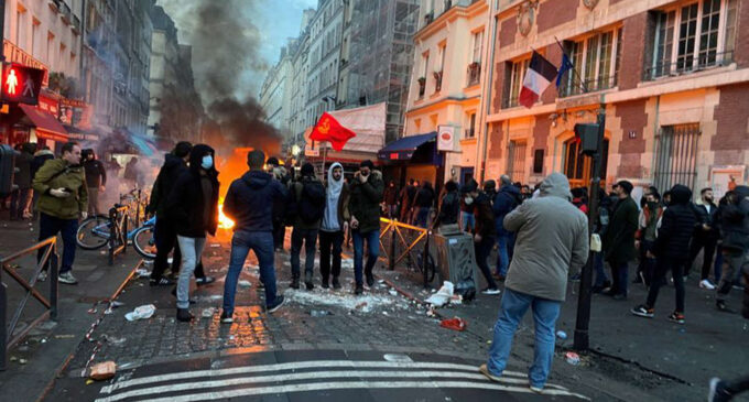 Turquia denuncia políticos franceses por participarem de protesto contra a matança de curdos