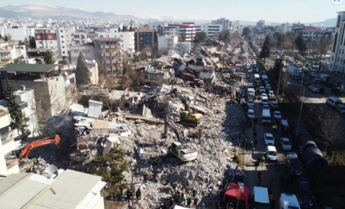 Raiva cresce na Turquia conforme total de mortes pelo terremoto passa de 20.000 e esperanças de resgate diminuem