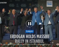 O presidente da Turquia, Erdogan, mostra aos apoiadores que está pronto para uma luta