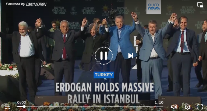 O presidente da Turquia, Erdogan, mostra aos apoiadores que está pronto para uma luta