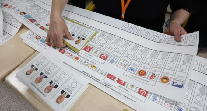 Votação em momento decisivo na Turquia segue para provável segundo turno