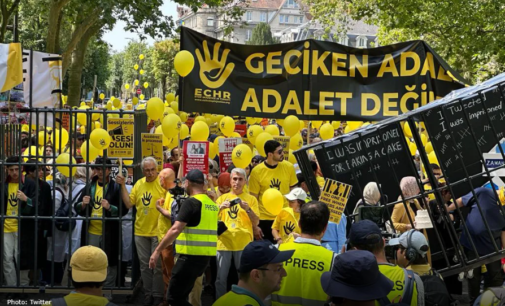 Manifestantes exigem justiça no Tribunal Europeu de Direitos Humanos para as vítimas da repressão pós-golpe na Turquia