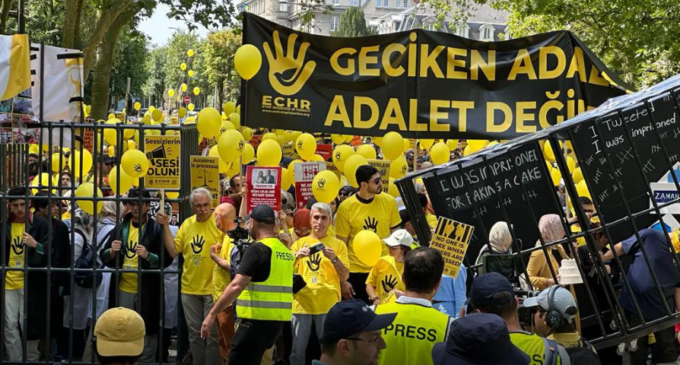 Manifestantes exigem justiça no Tribunal Europeu de Direitos Humanos para as vítimas da repressão pós-golpe na Turquia