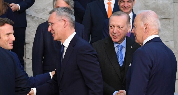 Líderes mundiais parabenizam Erdoğan mas não mencionam a virada autocrática da Turquia