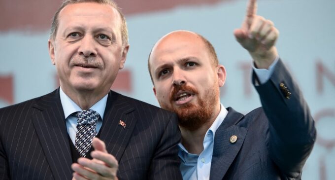 Turquia bloqueia acesso a 93 artigos de notícias sobre investigação internacional envolvendo filho de Erdoğan