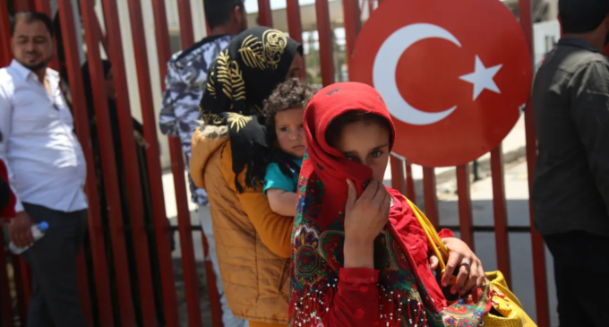 ‘Temos medo de sair de casa’: Líbano e Turquia intensificam deportações de refugiados sírios