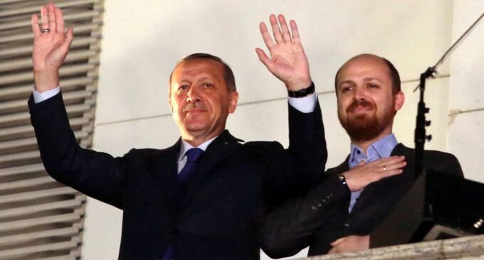 Promotores dos EUA e da Suécia estudam denúncia de corrupção que nomeia filho de Erdogan