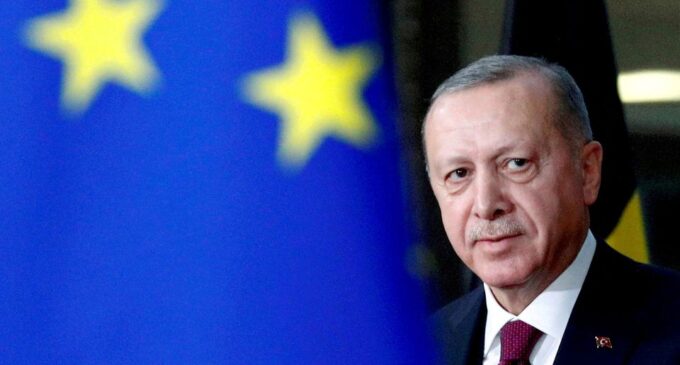UE pronta para retomar relações com a Turquia, mas estabelece condições