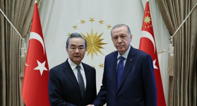 Uigures na Turquia protestam visita de ministro chinês devido perseguição na China
