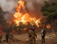 Europa em chamas luta contra incêndios mortais, Turquia fecha rota marítima