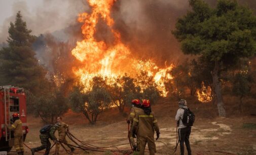 Europa em chamas luta contra incêndios mortais, Turquia fecha rota marítima