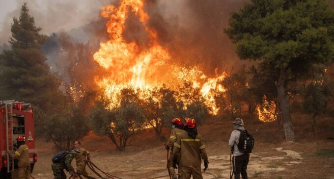 Europa em chamas luta contra incêndios mortais, Turquia fecha rota marítima