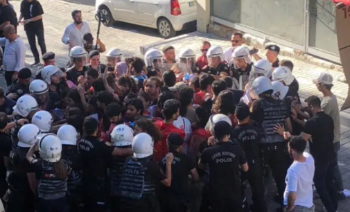 Polícia de Istambul maltrata manifestantes pacíficos