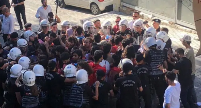 Polícia de Istambul maltrata manifestantes pacíficos