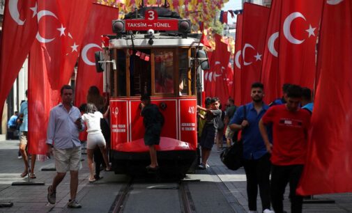 Turquia aumenta taxas para 30% para fortalecer postura mais rigorosa