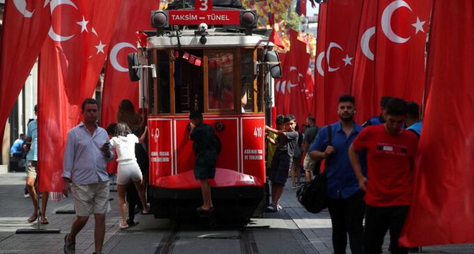 Turquia aumenta taxas para 30% para fortalecer postura mais rigorosa