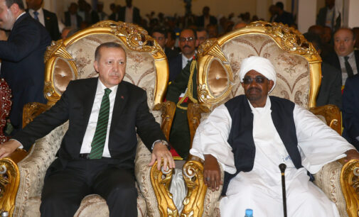 Inteligência turca transportou secretamente dinheiro para Omar al-Bashir durante seu governo no Sudão