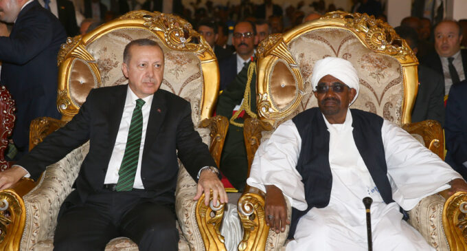 Inteligência turca transportou secretamente dinheiro para Omar al-Bashir durante seu governo no Sudão