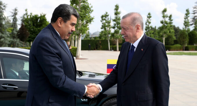 Turquia se alinha com regime de Maduro e critica relatório da ONU sobre violações de direitos na Venezuela