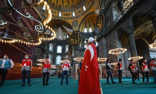 Turquia vai começar a cobrar entrada de visitantes estrangeiros na Haia Sofia após reversão para mesquita  
