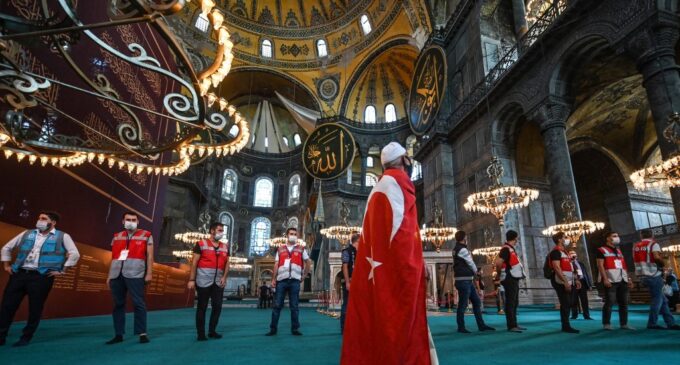Turquia vai começar a cobrar entrada de visitantes estrangeiros na Haia Sofia após reversão para mesquita  