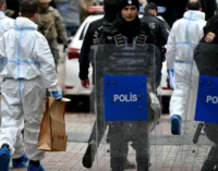 Ataque a igreja em Istambul: Homens armados matam uma pessoa durante a missa dominical