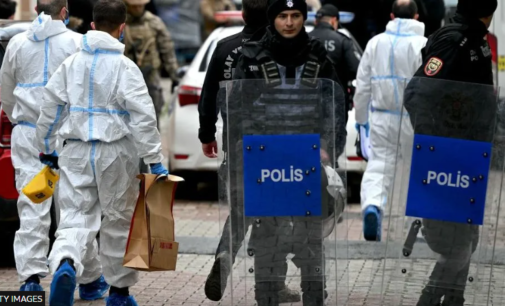 Ataque a igreja em Istambul: Homens armados matam uma pessoa durante a missa dominical