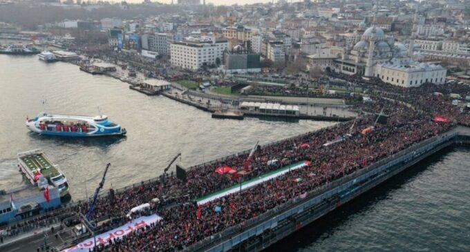 Protesto pró-Palestina em Istambul criticado por hipocrisia sobre a falta de ação de Erdoğan contra Israel